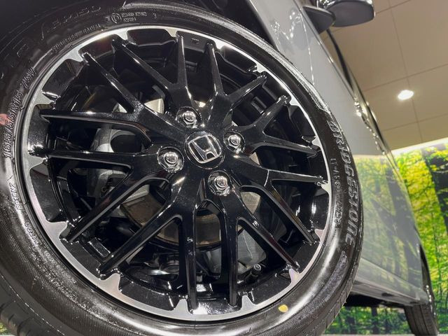 【純正アルミホイール】外観にマッチした純正アルミホイールを装着しております。各種社外アルミホイールや、スタッドレスタイヤも取扱いしております。是非ご相談ください♪