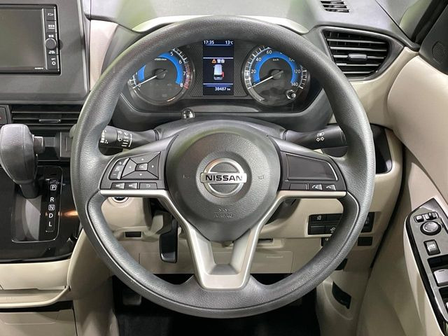 �C���e���A�ɍ��킹���f�U�C���̃X�e�A�����O�́A�^�]�������̂��Ƃ��l���A�^�]���₷���`��A�傫���ł��B�����x�A���ۂɐG���Ă��m���߂��������B