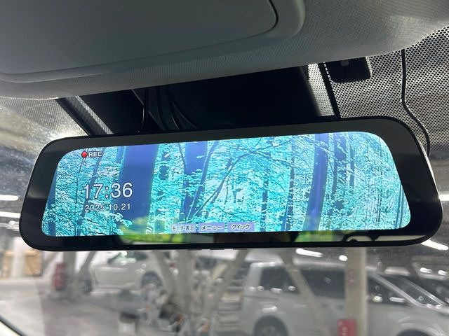 【デジタルインナーミラー】後席の大きな荷物や同乗者で後方が確認しづらい時でも安心!カメラが撮影した車両後方の映像をルームミラー内に表示。クリアな視界で状況の確認が可能です!
