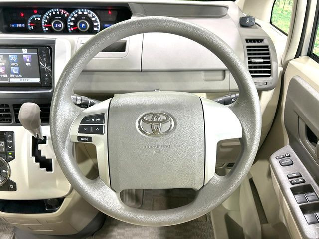 �C���e���A�ɍ��킹���f�U�C���̃X�e�A�����O�́A�^�]�������̂��Ƃ��l���A�^�]���₷���`��A�傫���ł��B�����x�A���ۂɐG���Ă��m���߂��������B