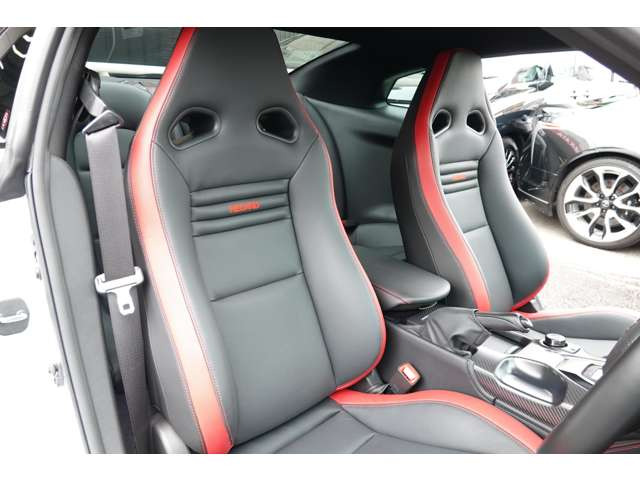 【GT-Rブラックエディション】RECARO製シート(専用カラーブラック&レッドツートーン)・パワーシート。