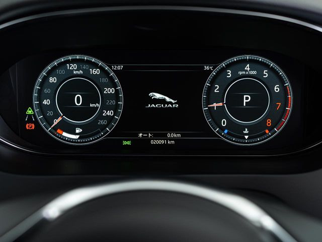 12.3�C���`���𑜓x�C���^���N�e�B�u�h���C�o�[�f�B�X�v���C�̓i�r�Q�[�V�����A�d�b�A�e�탁�f�B�A�ȂǑ��ʂȃh���C�r���O���ƃG���^�[�e�C�������g�A�A�N�e�B�u�Z�[�t�e�B�f�[�^���擾���ĕ\������V�X�e���B