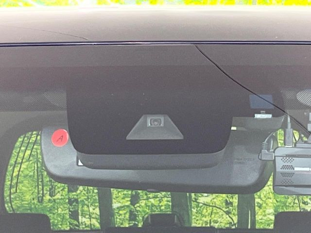 【トヨタセーフティセンス】走行中に前方の車両等を認識し、衝突しそうな時は警報とブレーキで衝突回避と被害軽減をアシスト。より安全にドライブをお楽しみいただけます。