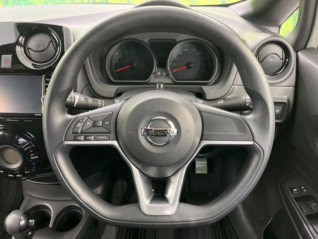 �C���e���A�ɍ��킹���f�U�C���̃X�e�A�����O�́A�^�]�������̂��Ƃ��l���A�^�]���₷���`��A�傫���ł��B�����x�A���ۂɐG���Ă��m���߂��������B