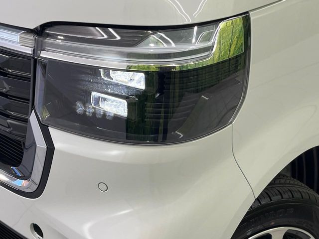 【LEDヘッドライト】悪天候や夜間走行時も良好な視界を確保し安心して運転できる高輝度LEDヘッドライトを装備!点灯速度が早く、消費電力も抑えられています。