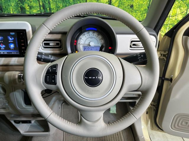 インテリアに合わせたデザインのステアリングは、運転される方のことも考え、運転しやすい形状、大きさです。是非一度、実際に触ってお確かめください。