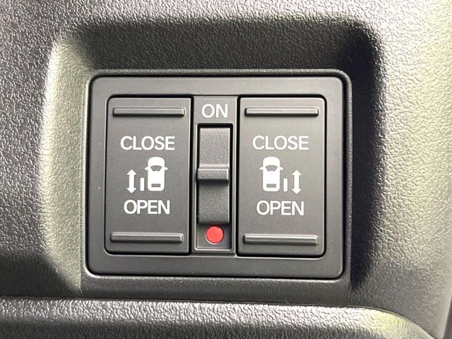 【両側パワースライドドア】スマートキーや運転席のスイッチで後席両側スライドドアの開閉が可能♪電動だから力を入れてドアを開ける必要が無く、小さなお子様でも簡単に開け閉めでき快適です♪