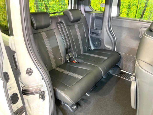後部座席も気になるようなキズ・汚れやへたり等、大きなダメージはなく、良好な状態です。