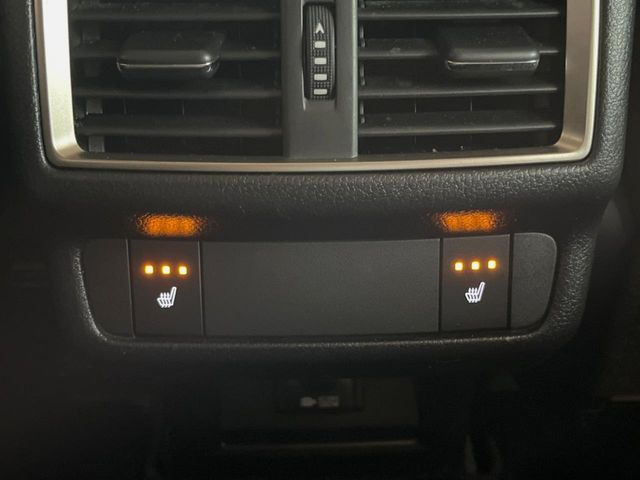 【前席+後席シートヒーター】寒い日に重宝するシートヒーターを後席にも装備!エアコンより早く温まってくれるので寒がりの人も安心ですね♪エアコンの温風は乾燥するから苦手、という方にもをおすすめです。