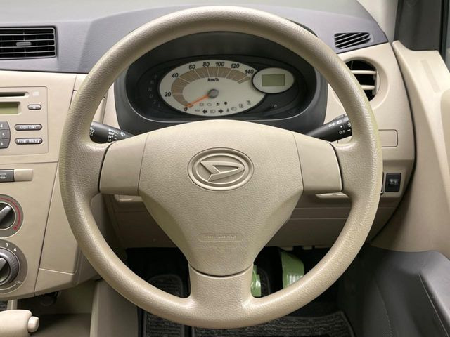 �C���e���A�ɍ��킹���f�U�C���̃X�e�A�����O�́A�^�]�������̂��Ƃ��l���A�^�]���₷���`��A�傫���ł��B�����x�A���ۂɐG���Ă��m���߂��������B