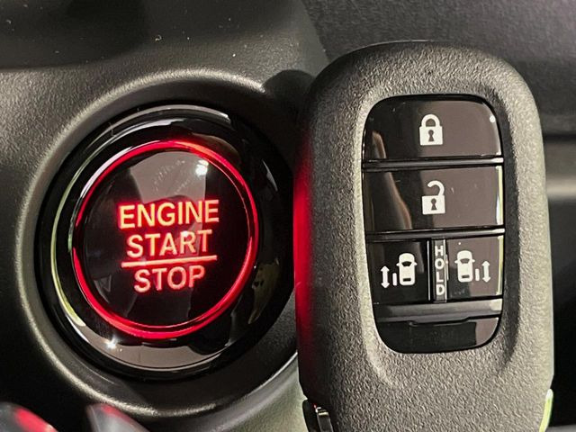 【Hondaスマートキー】カバンやポケットに入れたままでもドアの施錠・解錠が可能なスマートキーを装備。エンジンのオン・オフ時もカギを取り出す必要が無いからとっても便利です♪