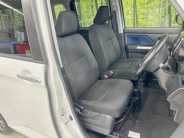 運転席まわりには十分なスペースがあり、大柄な方でもゆったり運転していただける環境です。