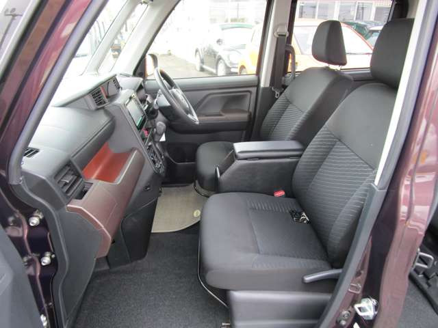 インパネシフトで運転席&助手席の足元広々!足元が広いと車が広く感じますよ♪乗るならこのタイプがオススメです!