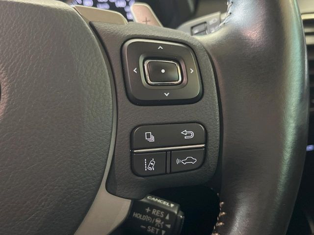 【プリクラッシュセーフティ】前方の車両等を検知し、衝突しそうな時は警報で注意を促し、ブレーキを踏む力をサポート。ブレーキを踏めなかった場合は衝突被害軽減ブレーキが作動、衝突回避をサポートします。