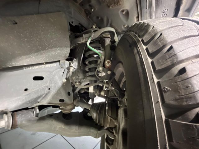 お車を安心してお乗りいただく為には、足回りの定期点検が欠かせません。サービスサポート(有償保証)では無料点検もご提供しており、安心のカーライフをお過ごしいただけるサポート体制が整っています。