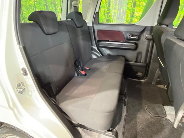 広々とした2列目シートは居住性が高く、居心地も快適!友達や家族とのお出かけにぴったりです。ベビーシートやチャイルドシート使用時も快適にお過ごしいただける十分な空間を確保しています。