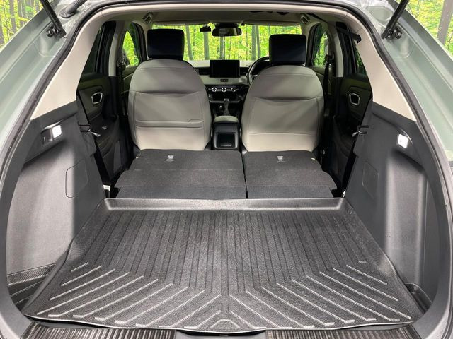 後席を格納すると、これだけの広さが!シーンに合わせたシートアレンジで、大きな荷物も積むことが出来ます♪
