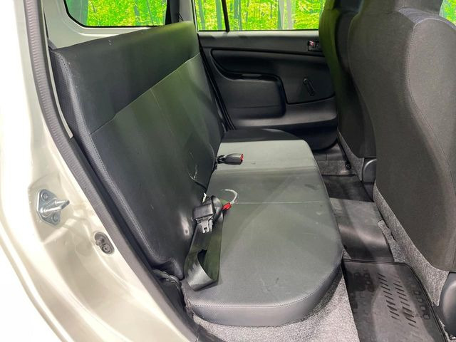 後部座席も気になるようなキズ・汚れやへたり等、大きなダメージはなく、良好な状態です。
