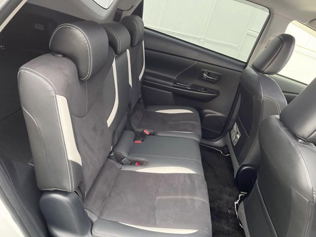 後部座席も気になるようなキズ・汚れやへたり等、大きなダメージはなく、良好な状態です。