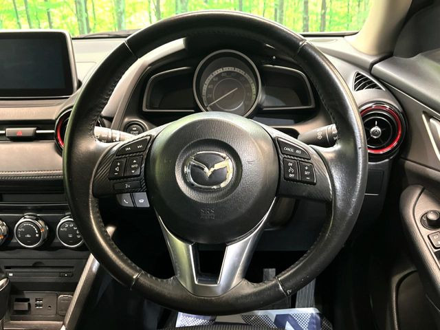 インテリアに合わせたデザインのステアリングは、運転される方のことも考え、運転しやすい形状、大きさです。是非一度、実際に触ってお確かめください。