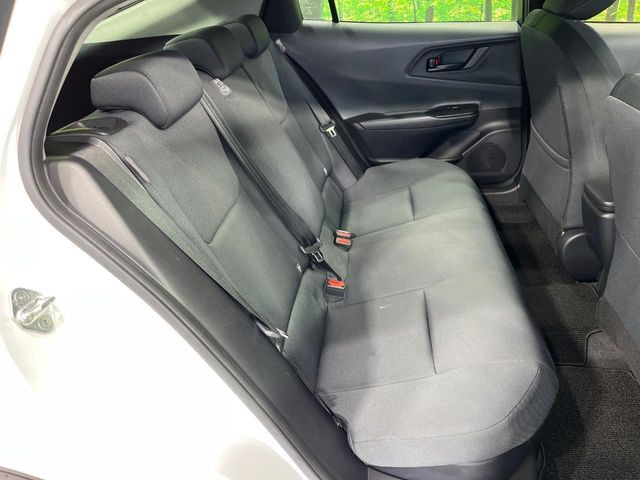 後部座席も気になるようなキズ・汚れやへたり等、大きなダメージはなく、良好な状態です。