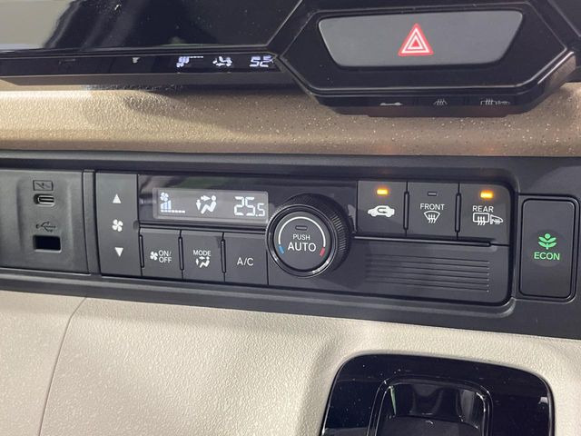 【オートエアコン】一度お好みの温度に設定すれば、車内の温度を検知し風量や温度を自動で調整。暑い…寒い…と何度もスイッチ操作をする必要はありません。快適な車内空間には必須の機能ですね♪