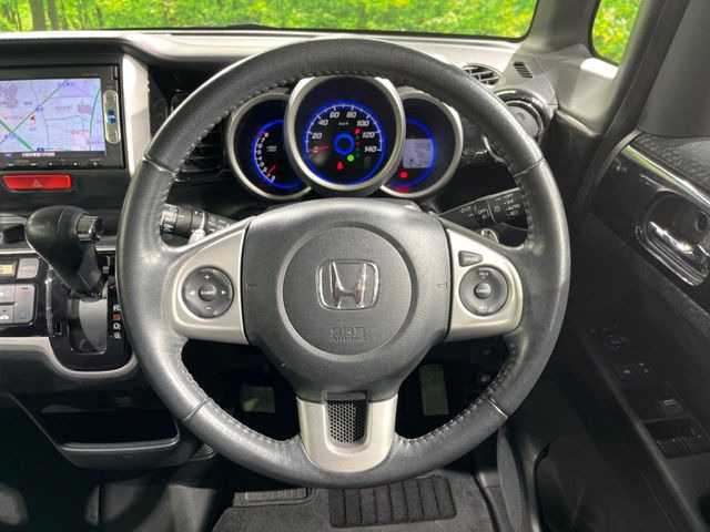 【純正革巻きステアリング】上質な革を使用することで、手にしっかり馴染みとても運転しやすいハンドルです♪