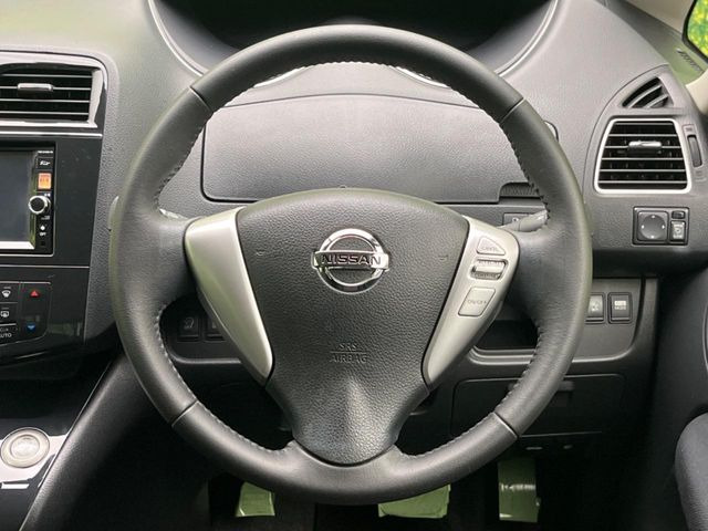 �C���e���A�ɍ��킹���f�U�C���̃X�e�A�����O�́A�^�]�������̂��Ƃ��l���A�^�]���₷���`��A�傫���ł��B�����x�A���ۂɐG���Ă��m���߂��������B