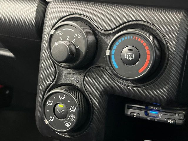 寒い冬も暑い夏も全席に快適な空調を届けてくれる、ダイヤル式エアコンを装備♪