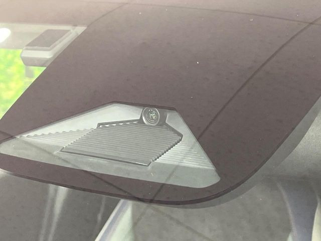 【ホンダセンシング】走行中に前方の車両等を認識し、衝突しそうな時は警報とブレーキで衝突回避と被害軽減をアシスト。より安全にドライブをお楽しみいただけます。