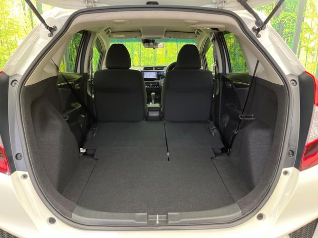 後席を格納すると、これだけの広さが!シーンに合わせたシートアレンジで、大きな荷物も積むことが出来ます♪