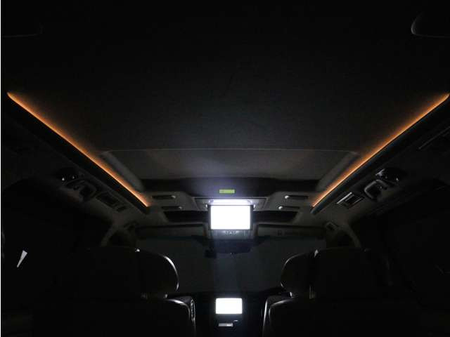 夜間に室内を照らしてくれるルームライトです