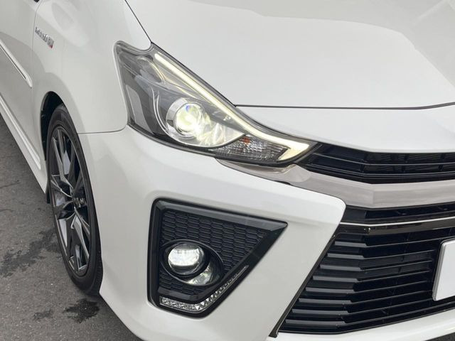 【LEDヘッドライト】悪天候や夜間走行時も良好な視界を確保し安心して運転できる高輝度LEDヘッドライトを装備!点灯速度が早く、消費電力も抑えられています