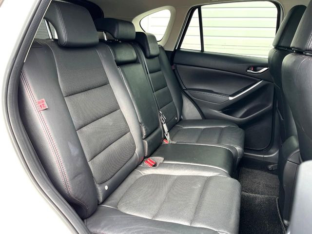 後部座席も気になるようなキズ・汚れやへたり等、大きなダメージはなく、良好な状態です。
