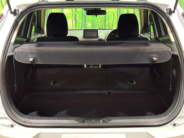 積み下ろしのしやすいデッキにはたっぷりと荷物を積み込んでいただけます。遊びから仕事まで、様々なシーンで頼れます♪