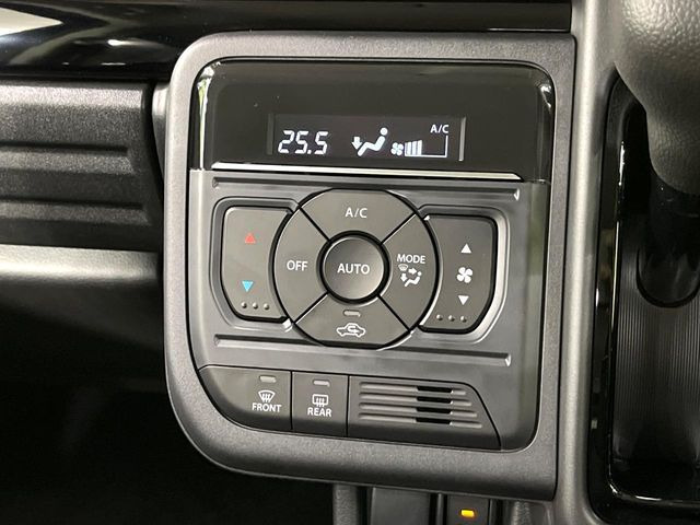 【オートエアコン】一度お好みの温度に設定すれば、車内の温度を検知し風量や温度を自動で調整。暑い…寒い…と何度もスイッチ操作をする必要はありません。快適な車内空間には必須の機能ですね♪