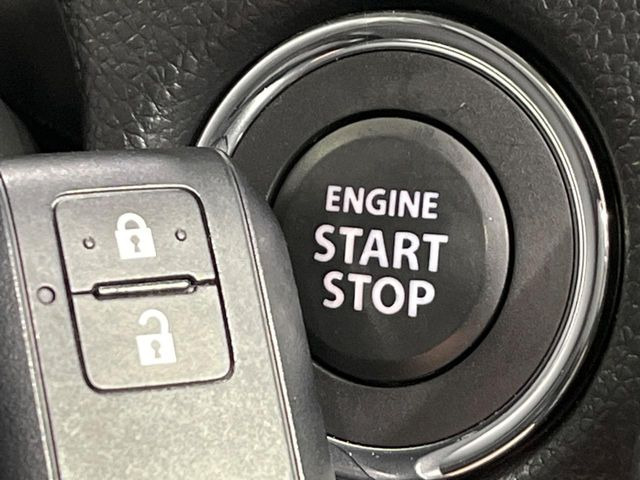 【キーレススタートシステム】カバンやポケットに入れたままでもドアの施錠・解錠が可能なスマートキーを装備。エンジンのオン・オフ時もカギを取り出す必要が無いからとっても便利です♪
