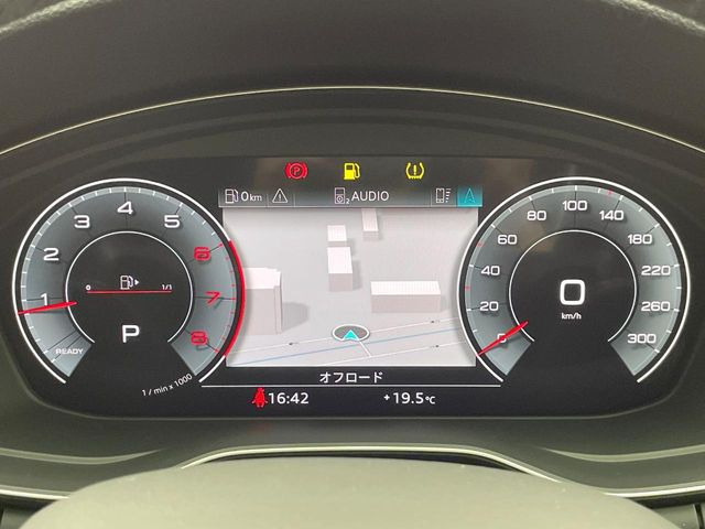 ●バーチャルコックピット:全体が液晶パネルとなっている先進的なメーターパネル。通常のスピードメーターとしての機能はもちろん、ナビ・オーディオ機能の確認・操作もでき、運転に集中しやすくなっております。