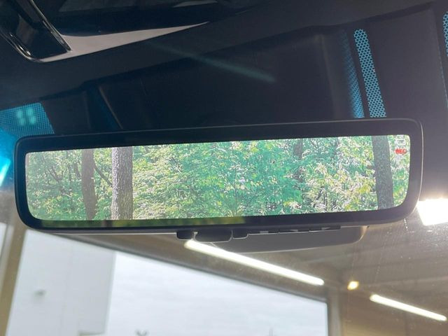 【デジタルインナーミラー】後席の大きな荷物や同乗者で後方が確認しづらい時でも安心!カメラが撮影した車両後方の映像をルームミラー内に表示。クリアな視界で状況の確認が可能です!