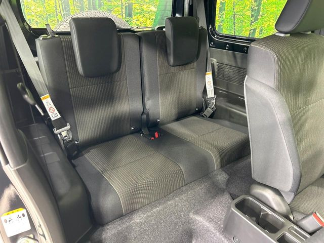 後部座席も気になるようなキズ・汚れやへたり等、大きなダメージはなく、良好な状態です。