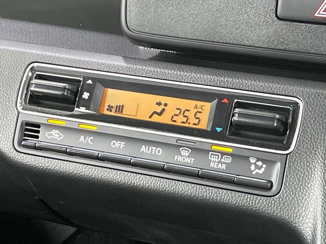 【オートエアコン】一度お好みの温度に設定すれば、車内の温度を検知し風量や温度を自動で調整。暑い…寒い…と何度もスイッチ操作をする必要はありません。快適な車内空間には必須の機能ですね♪