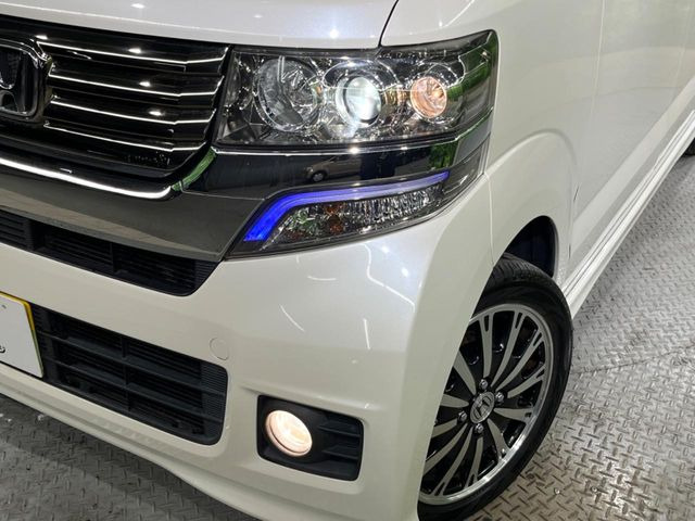 【HIDヘッドライト】非常に明るく前方を照らしてくれるので、悪天候や夜間の走行時も視界良好で安心してお乗りいただけます。