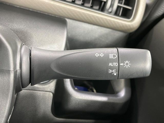 【オートライト】周りの明るさに応じて自動でヘッドライトの点灯・消灯ができる機能です!ライトの付け忘れ・消し忘れなどが無くなり、雨の日や夕方の走行も安心!トンネル通過時も便利ですね♪