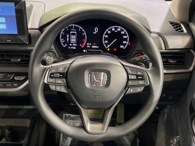 �C���e���A�ɍ��킹���f�U�C���̃X�e�A�����O�́A�^�]�������̂��Ƃ��l���A�^�]���₷���`��A�傫���ł��B�����x�A���ۂɐG���Ă��m���߂��������B