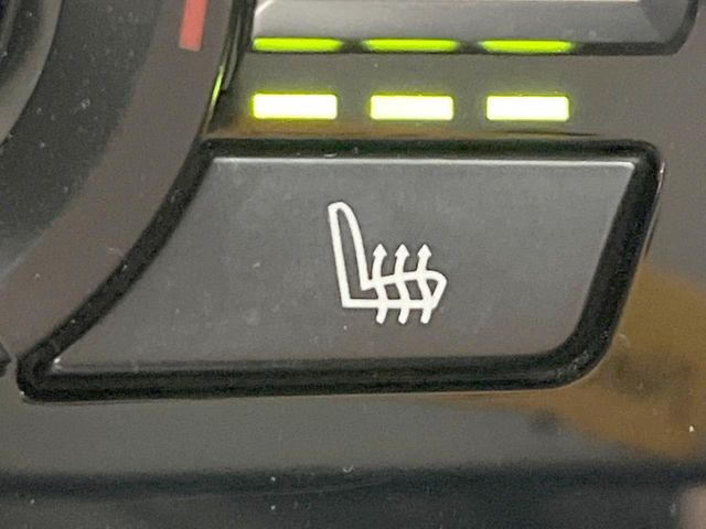 ●フロントシートヒーティング:運転席・助手席共に三段階で調節が可能なシートヒーターを装備しております。季節を問わず快適にご使用いただけます。