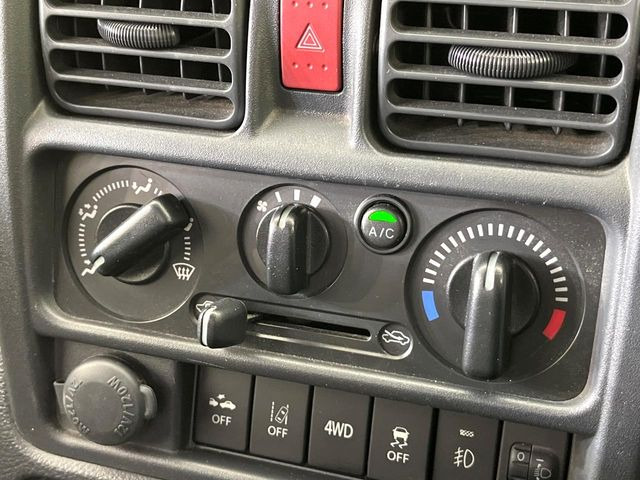 寒い冬も暑い夏も全席に快適な空調を届けてくれる、ダイヤル式エアコンを装備♪