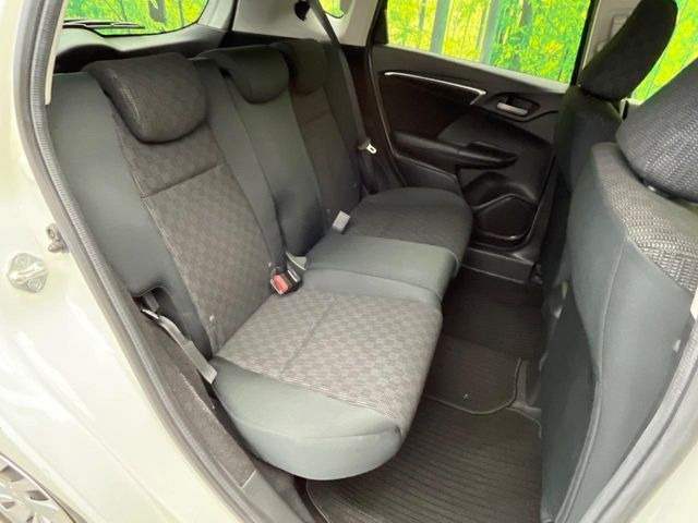 コンパクトカーですが、セカンドシートは十分な広さがあり快適にお乗りいただけます♪シートを倒して大きな荷物を積んだりと、用途の幅が広い1台です。