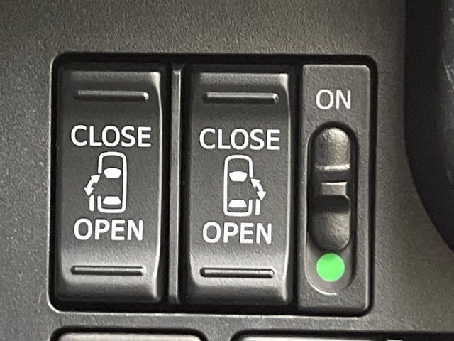 【両側パワースライドドア】スマートキーや運転席のスイッチで後席両側スライドドアの開閉が可能♪電動だから力を入れてドアを開ける必要が無く、小さなお子様でも簡単に開け閉めでき快適です♪