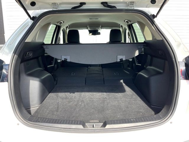 ラゲッジルームは、大容量のスペースを確保。普段のお買い物からレジャーまで、幅広く活躍してくれます!また、リアシートを倒すことでバリエーション豊かにお使いいただけます。