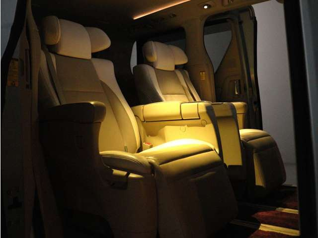 (☆プレミアムシート☆)プレミアムレザーを使用した2トーンのシート♪快適な温冷風シート機能、専用の読書灯、電動リクライニング、電動オットマン、シートメモリー機能、最上級モデルが入庫しました。